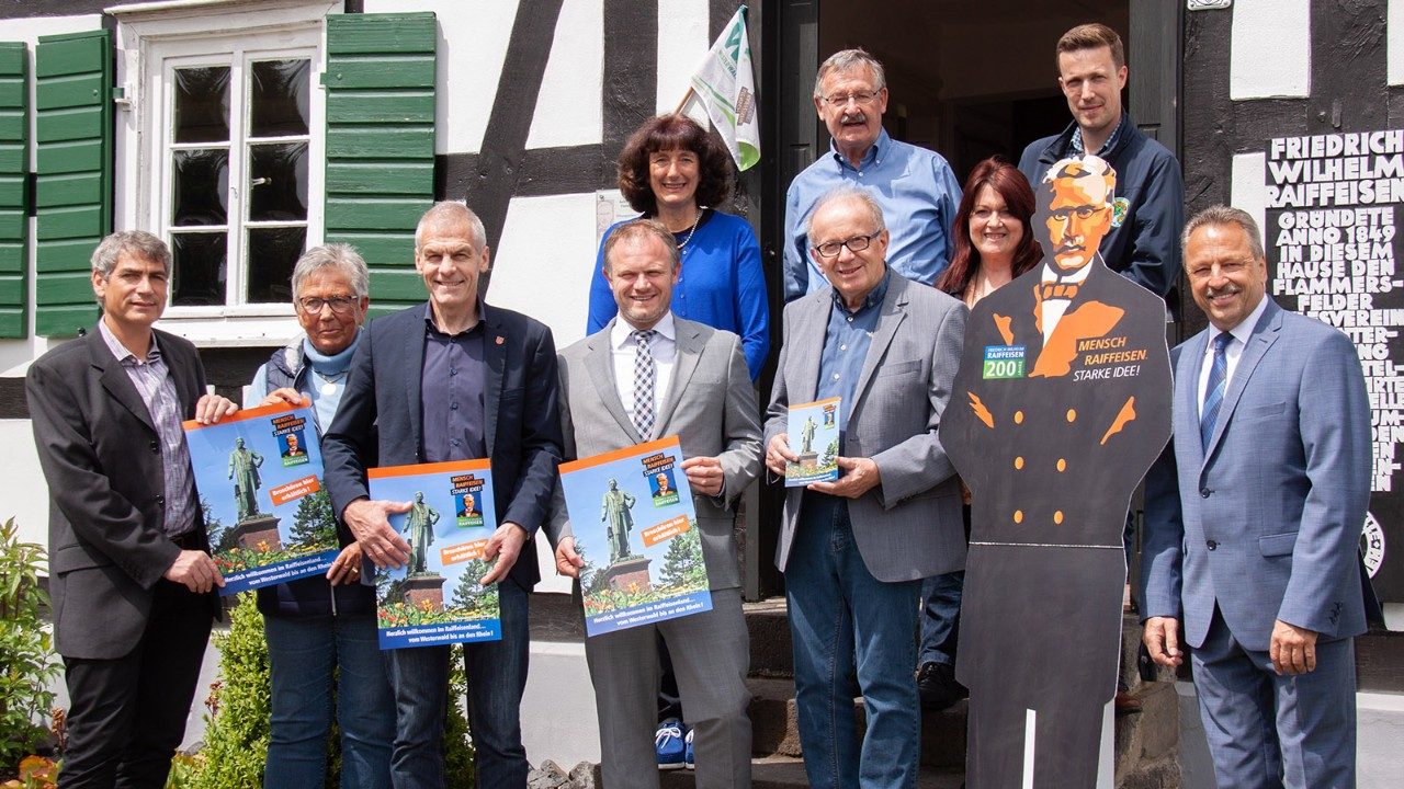 Bürgermeister der Raiffeisen-Region vor Rathaus Flammersfeld im Mai 2019. Foto: 1alles