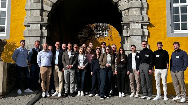 Das Bild zeigt einen Ausschnitt aus dem Newsletter mit blauen Christbaumkugeln und dem Wunsch Frohe Weihnachten.