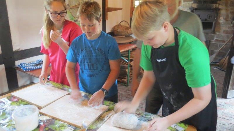 Konfirmanden backen Brot für die Welt. Foto: Raiffeisen-Gesellschaft