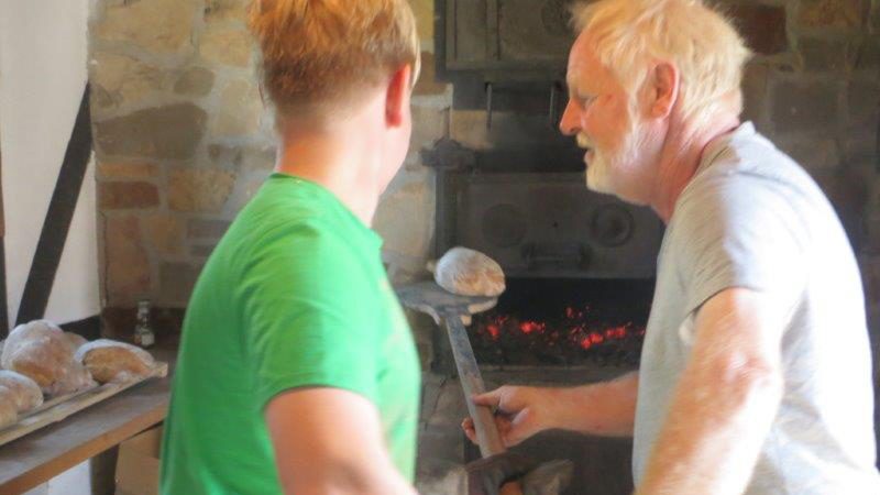 Konfirmanden backen Brot für die Welt. Foto: Raiffeisen-Gesellschaft