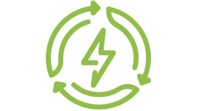 Das Bild stellt ein Symbol für erneuerbare Energie und Nachhaltigkeit dar. Es zeigt:
- **Drei grüne, sich wiederholende Pfeile**, die einen Kreislauf symbolisieren und auf Recycling sowie Wiederverwertung hinweisen.
- **Ein Blitz** in der Mitte, der Energie oder Strom repräsentiert.
**Bedeutung:**
1. **Erneuerbare Energien:**
- Der Blitz steht für Energiequellen, die unbegrenzt verfügbar sind, wie Sonnenenergie, Windkraft und Wasserkraft.
2. **Nachhaltigkeit und Umweltbewusstsein:**
- Die konzentrischen Pfeile symbolisieren den Prozess des Recyclings und der nachhaltigen Nutzung von Ressourcen, um Umweltschäden zu minimieren.
3. **Circular Economy:**
- Es bedeutet auch, wie die Wirtschaft Kreisläufe schafft, um Ressourcen effizient zu nutzen und Abfall zu reduzieren.
Zusammengefasst zeigt das Bild das Konzept einer umweltfreundlichen und nachhaltigen Energieversorgung, die auf erneuerbaren Ressourcen basiert.