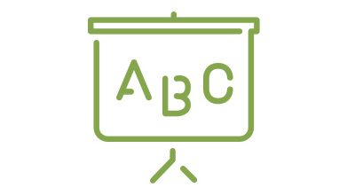 Das Bild stellt ein Lehrmittel oder Präsentationsgerät dar, das in Schulungs- oder Klassenzimmersettings verwendet wird. Es zeigt eine mit den Buchstaben "A B C" beschriftete Leinwand, die auf einem Ständer befestigt ist.
**Interpretation:**
- **Bildungszweck:** Es symbolisiert die Alphabetisierung, grundlegende Sprachkenntnisse oder das Erlernen von Buchstaben.
- **Präsentation:** Das Bild kann für Präsentationen oder Erklärungen verwendet werden, beispielsweise um Konzepte oder neue Themen zu vermitteln.
- **Grafisches Element:** Das Design ist einfach gehalten und oft in Lernmaterialen oder Bildungskontexten genutzt.
**Assoziationen:**
- **Lernen und Ausbildung:** Bezug auf Bildungsinhalte, die wichtig für die frühkindliche Erziehung sind.
- **Schulung:** Verwendung in einem umfassenderen Bildungskontext zur Vorstellung oder Erläuterung von Inhalten.
- **Kommunikation:** Einsatz des Formats zum Fördern sprachlicher Fähigkeiten und des Lesens.