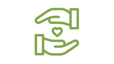 Das Bild stellt ein Symbol der Fürsorge und Unterstützung dar. Es zeigt zwei Hände, die ein Herz in der Mitte umgeben und beschützen. Diese Darstellung ist oft mit Themen wie Mitgefühl, Hilfe und Pflege verbunden. Die Hände wirken, als ob sie das Herz achtsam halten und beschützen, was auf gegenseitige Unterstützung und Sicherheit hinweist. Dieses Symbol kann in vielen Kontexten eingesetzt werden, beziehend auf Gesundheitswesen, Wohltätigkeit, Familienthemen oder soziale Dienste.