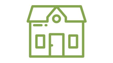 Das Bild stellt ein stilisiertes Abbild eines Hauses dar. Es zeigt:
1. **Zwei Stockwerke**: Das Design mit einem zentralen Kreis im oberen Bereich deutet möglicherweise auf ein Dachgeschoss hin.
2. **Fenster**: Zwei Fenster im unteren Bereich, die typischerweise für das Erdgeschoss eines Hauses stehen, sind symmetrisch neben der Eingangstür angebracht.
3. **Eingangstür**: In der Mitte befindet sich eine Tür, die als Haupteingang des Hauses fungiert.
4. **Dach**: Das Dach ist in einem traditionellen Giebeldesign dargestellt und weist auf klassische architektonische Stile hin.
Das Bild vermittelt über seine vereinfachte Darstellung die grundlegenden architektonischen Merkmale eines Wohnhauses.